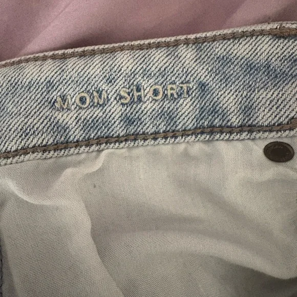 American Eagle Light Wash Cuffed Mom Jean Shorts Size 2 - Picture 2 of 11